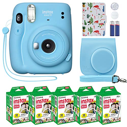 Fujifilm Instax Mini 11 Cámara instantánea Azul cielo + Estuche personalizado + Fuji Instax Film Value Pack (50 hojas) Álbum de fotos de diseñador Flamingo para Fuji instax Mini 11 Fotos