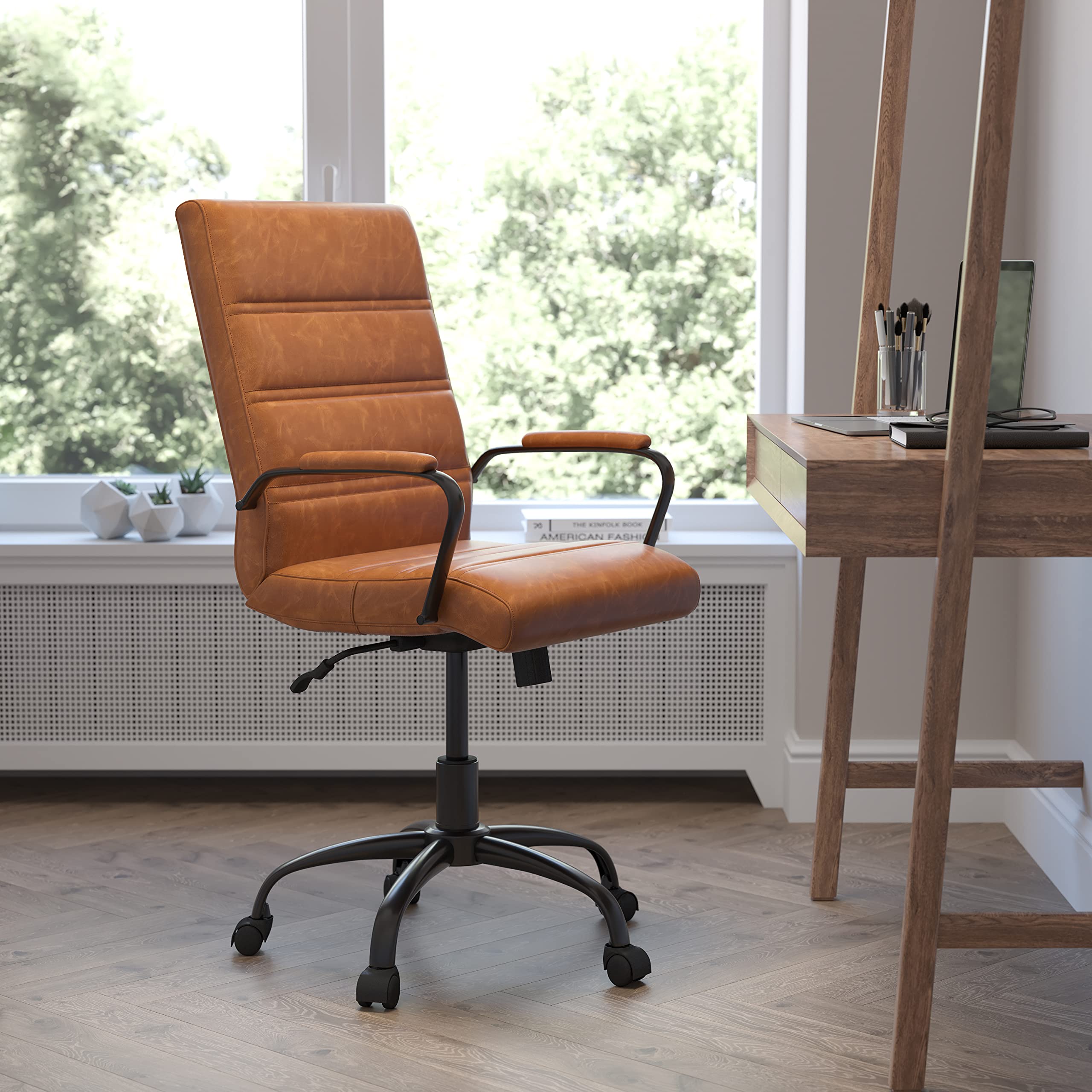 Flash Furniture Silla de escritorio con respaldo medio Whitney - Silla de oficina giratoria ejecutiva de cuero marrón suave con marco negro - Sillón giratorio