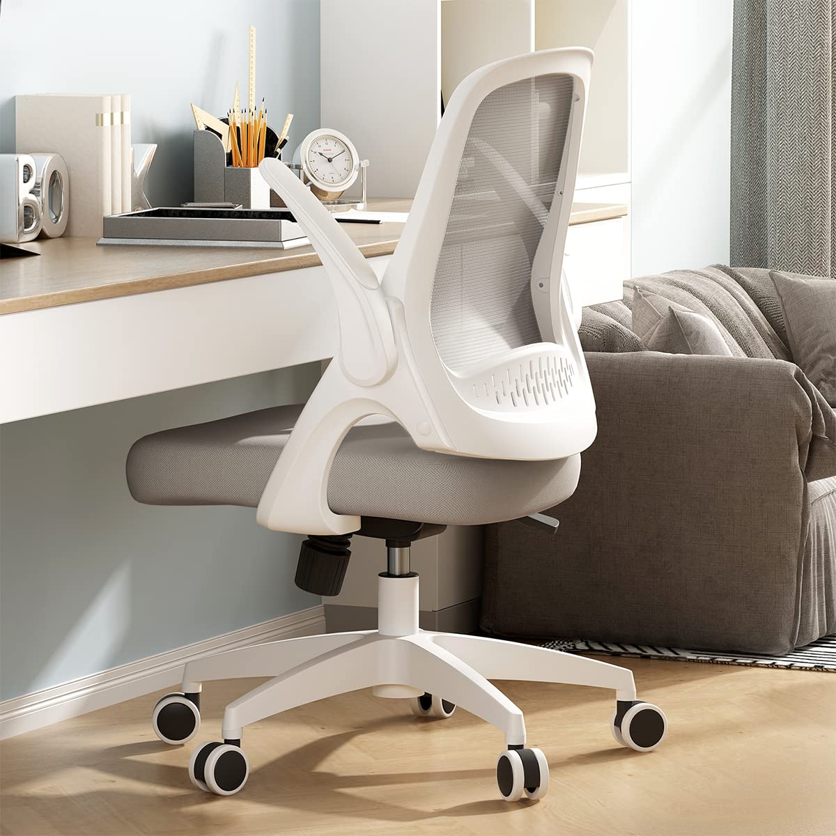 Hbada Moderna silla de escritorio giratoria para oficina en casa con brazos abatibles y altura ajustable
